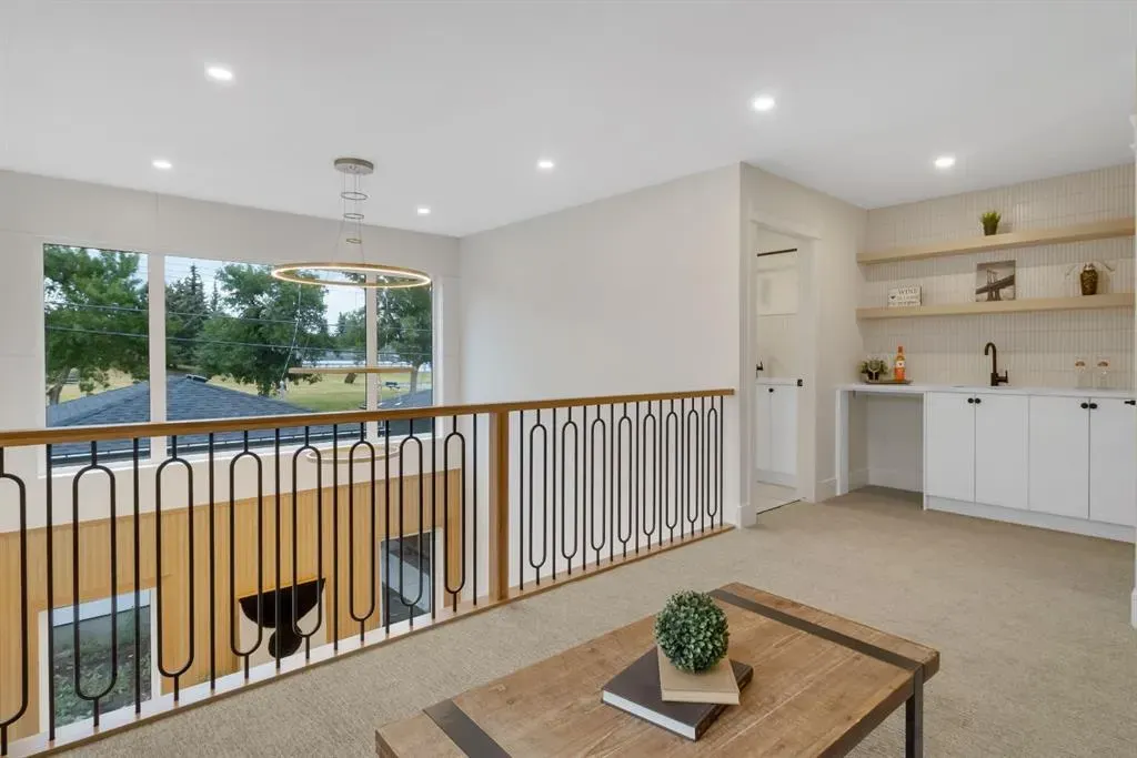 2118 Victoria Crescent NW