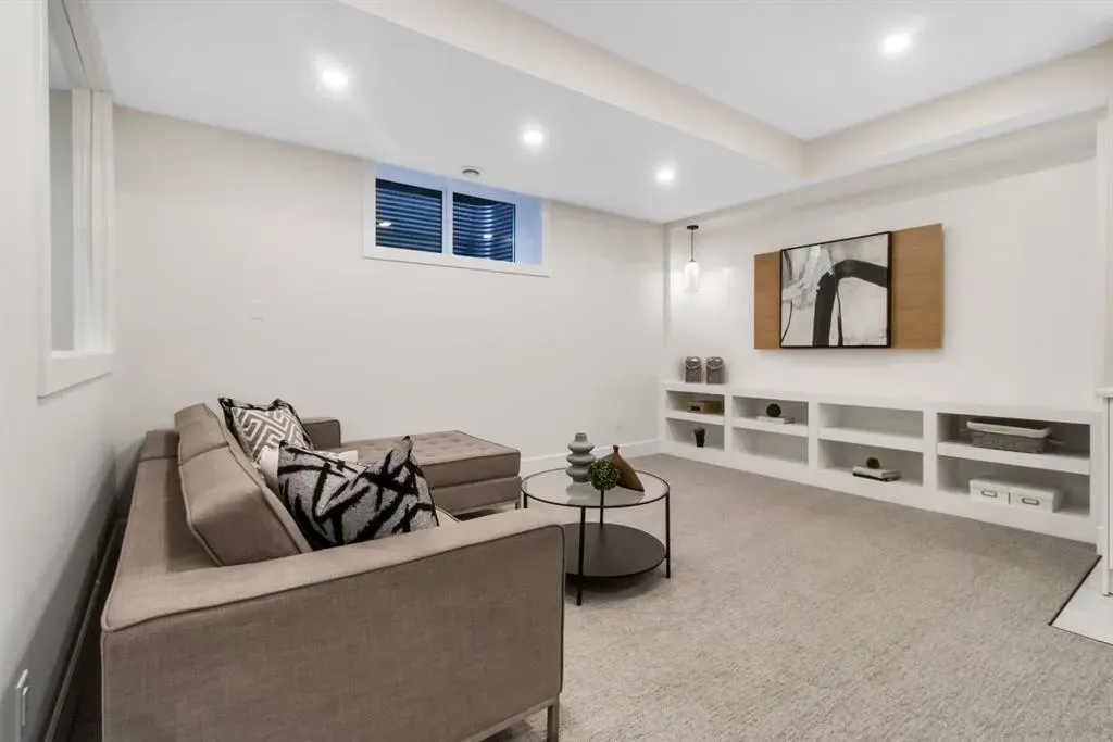 2118 Victoria Crescent NW