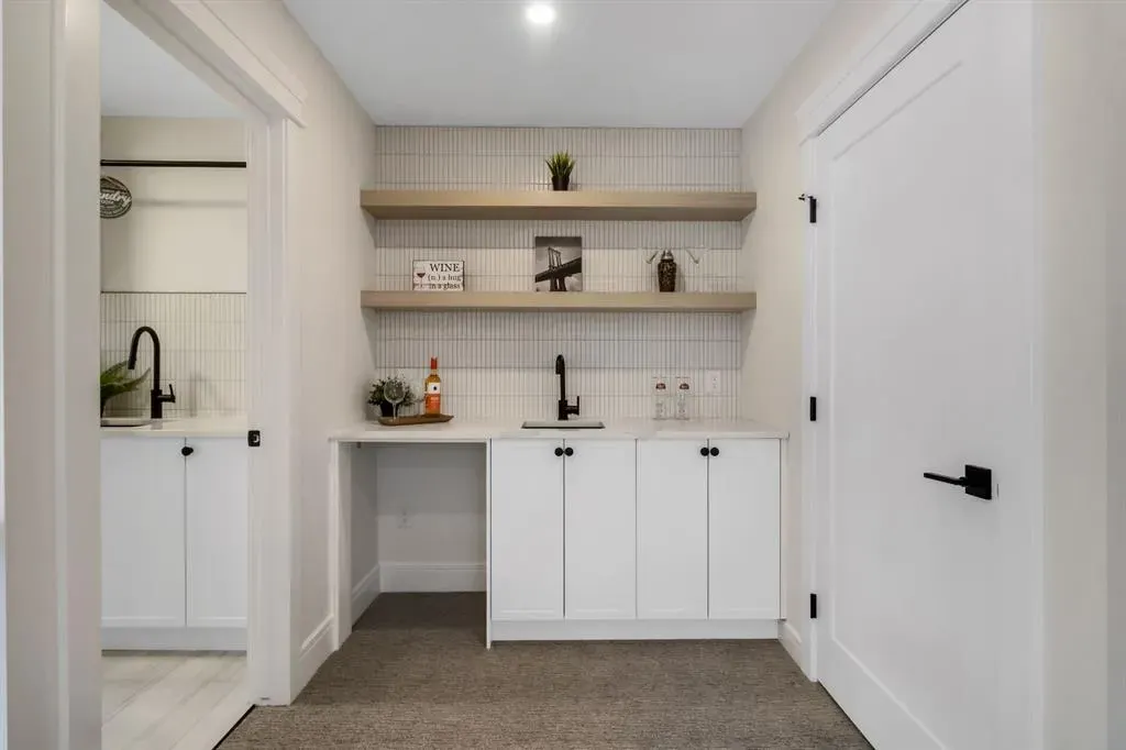 2118 Victoria Crescent NW