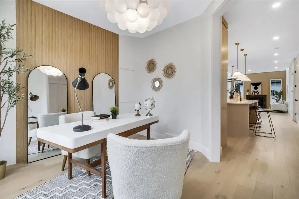 2118 Victoria Crescent NW