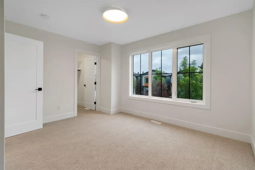 2118 Victoria Crescent NW