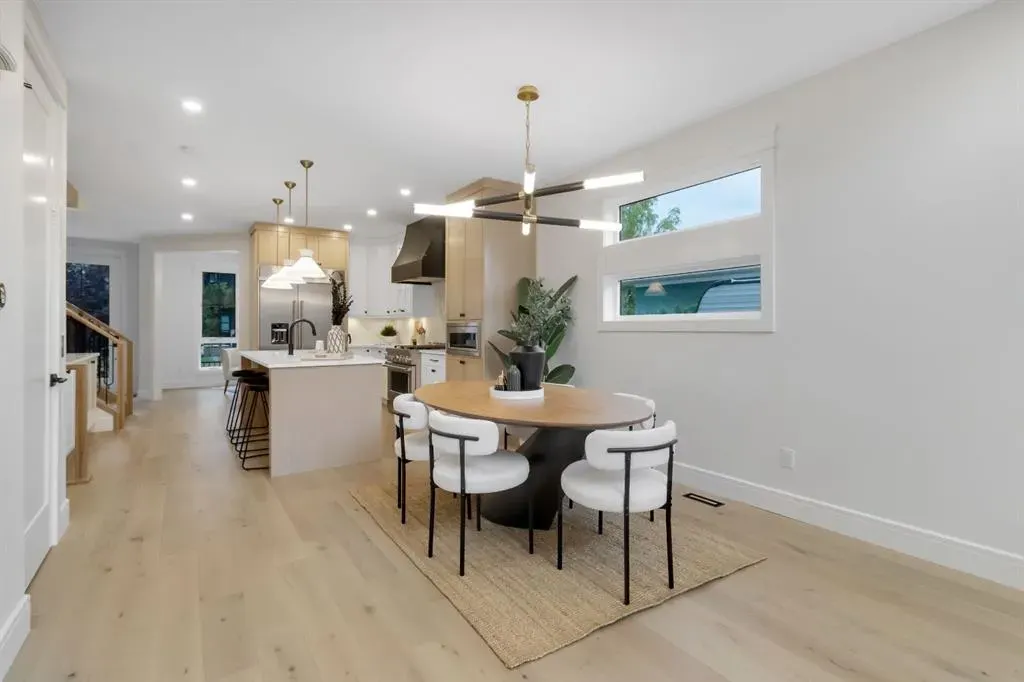 2118 Victoria Crescent NW