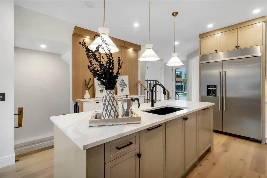 2118 Victoria Crescent NW