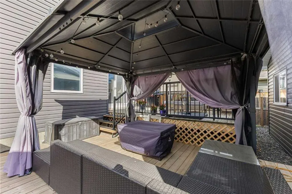 240 Evanspark Gardens NW