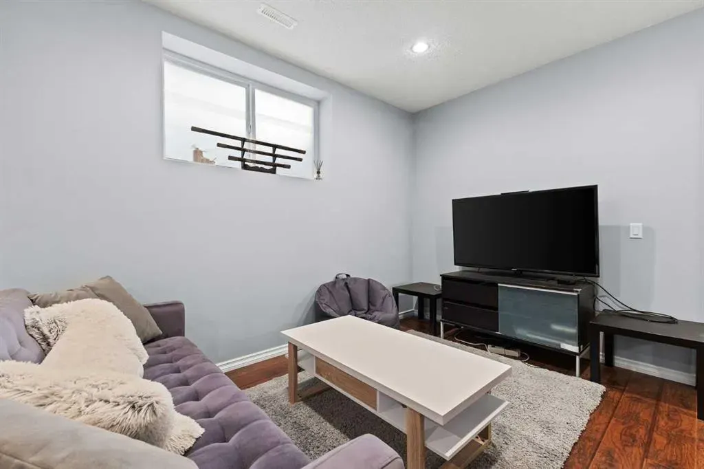 240 Evanspark Gardens NW