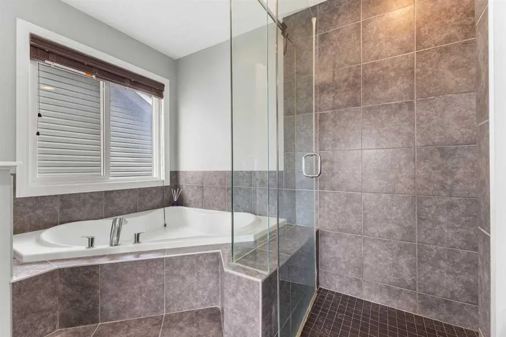 240 Evanspark Gardens NW