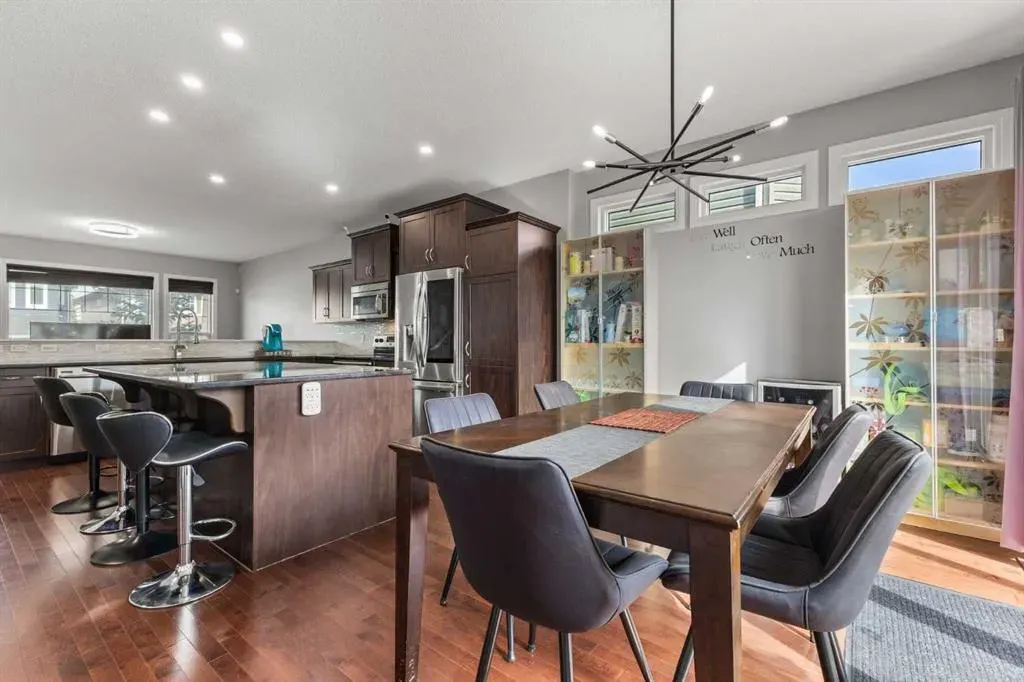 240 Evanspark Gardens NW