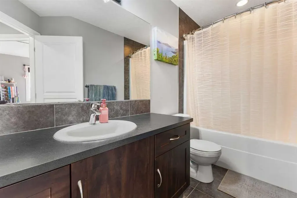 240 Evanspark Gardens NW