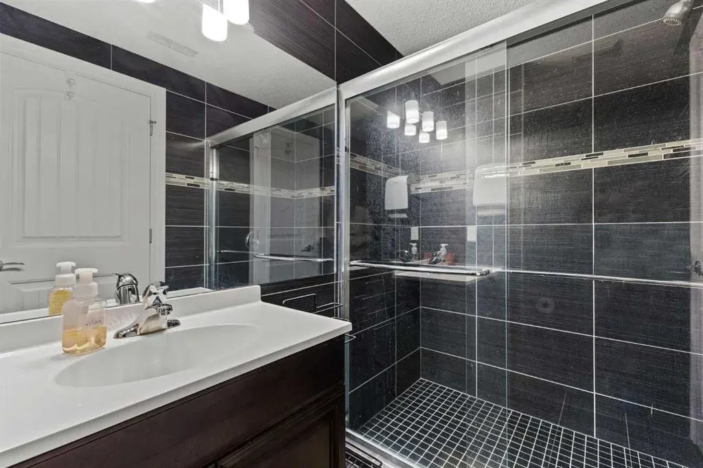 240 Evanspark Gardens NW