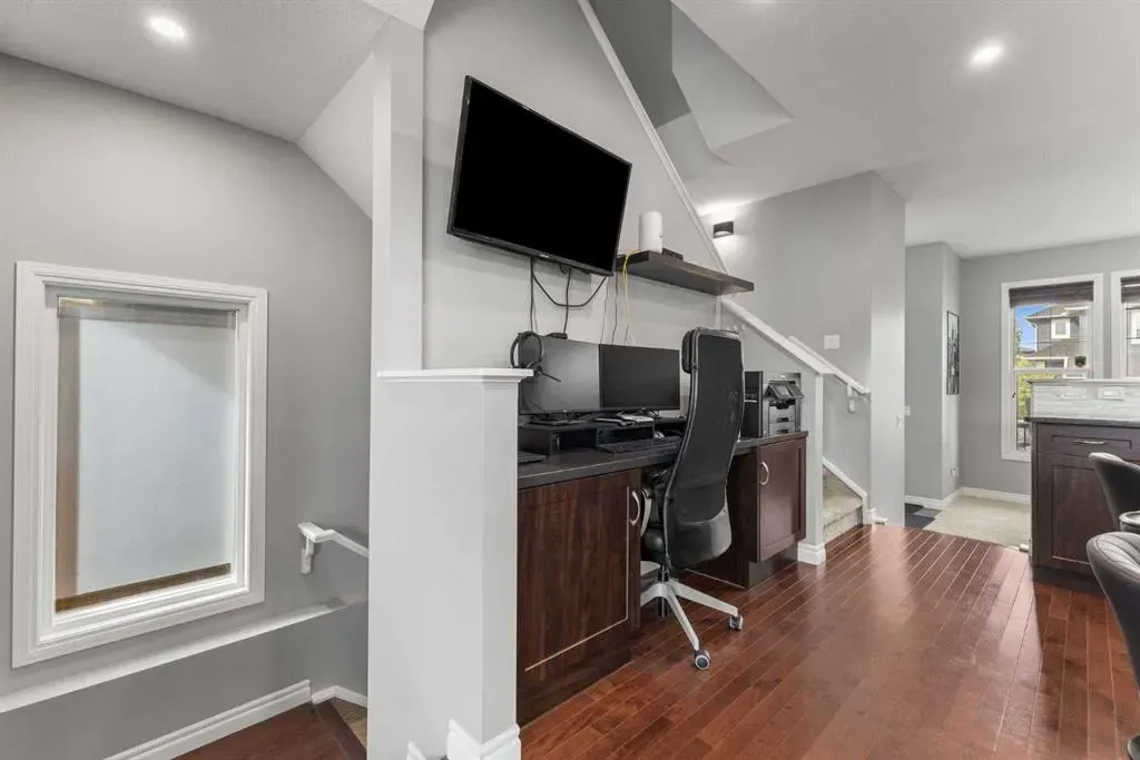 240 Evanspark Gardens NW