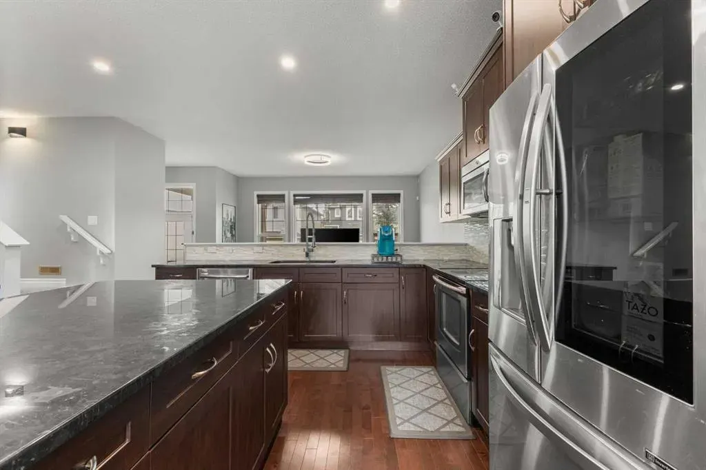 240 Evanspark Gardens NW