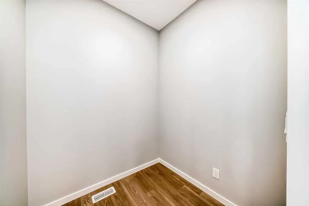 147 Bartlett Crescent SE