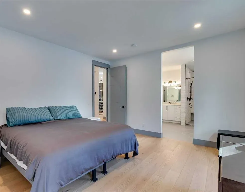 30 Roselawn Crescent NW