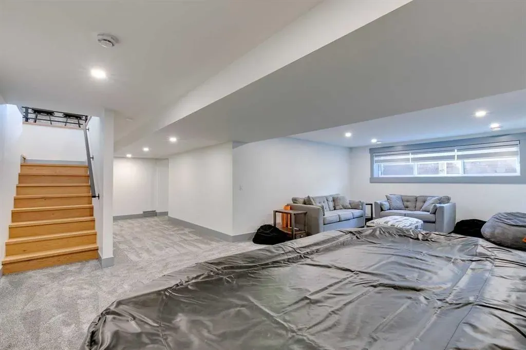 30 Roselawn Crescent NW