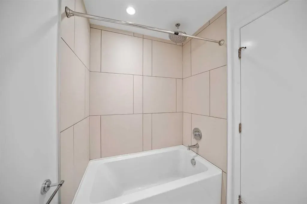 615 6 Avenue SE, #210