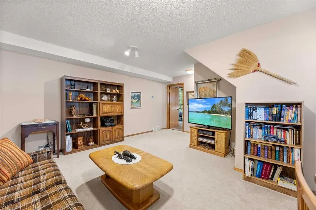 164 Stonegate Close NW