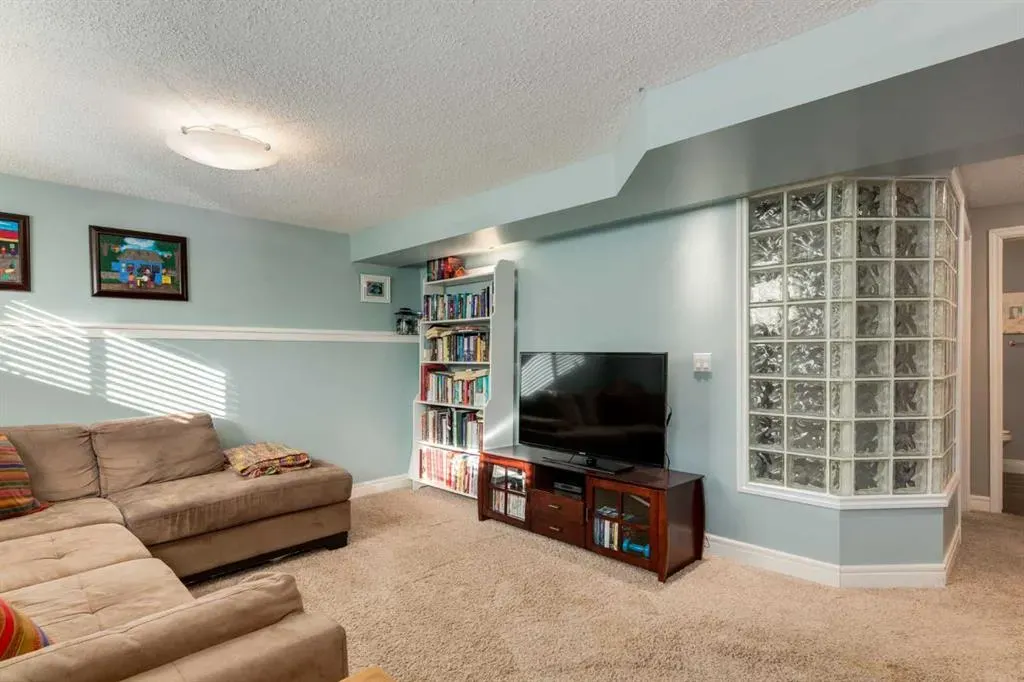 12044 Lake Emerald Crescent SE