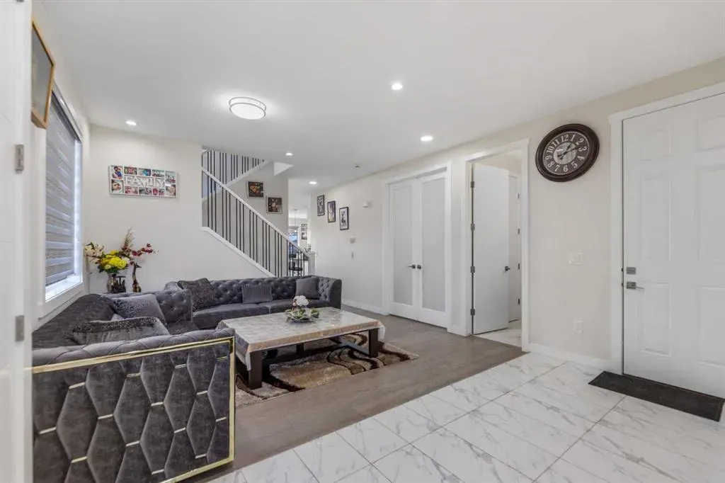 391 Corner Meadows Avenue NE