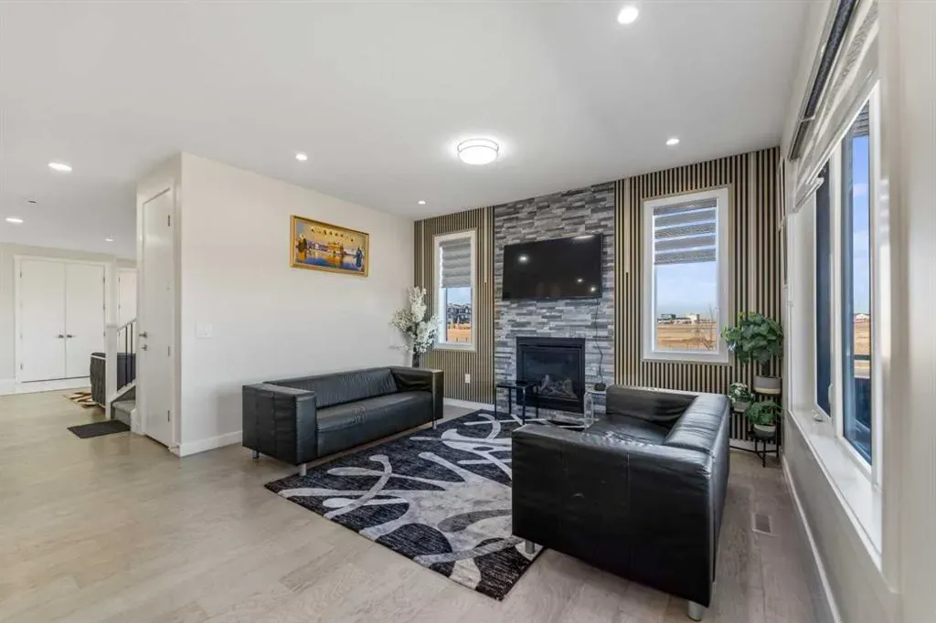 391 Corner Meadows Avenue NE