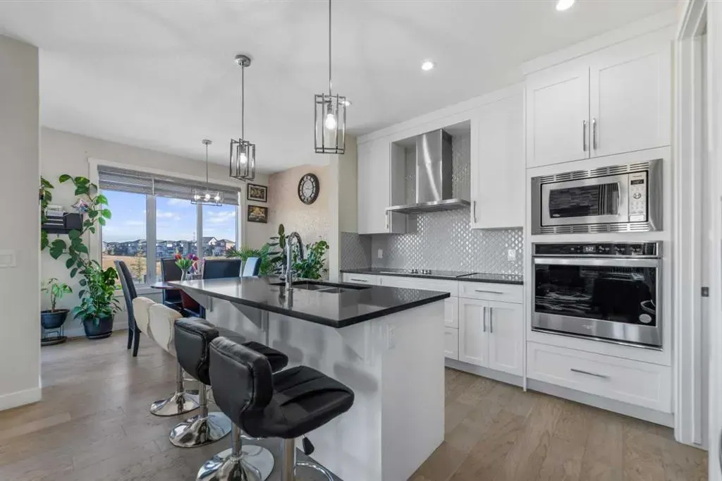 391 Corner Meadows Avenue NE