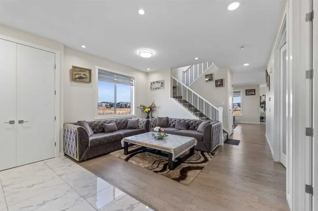 391 Corner Meadows Avenue NE