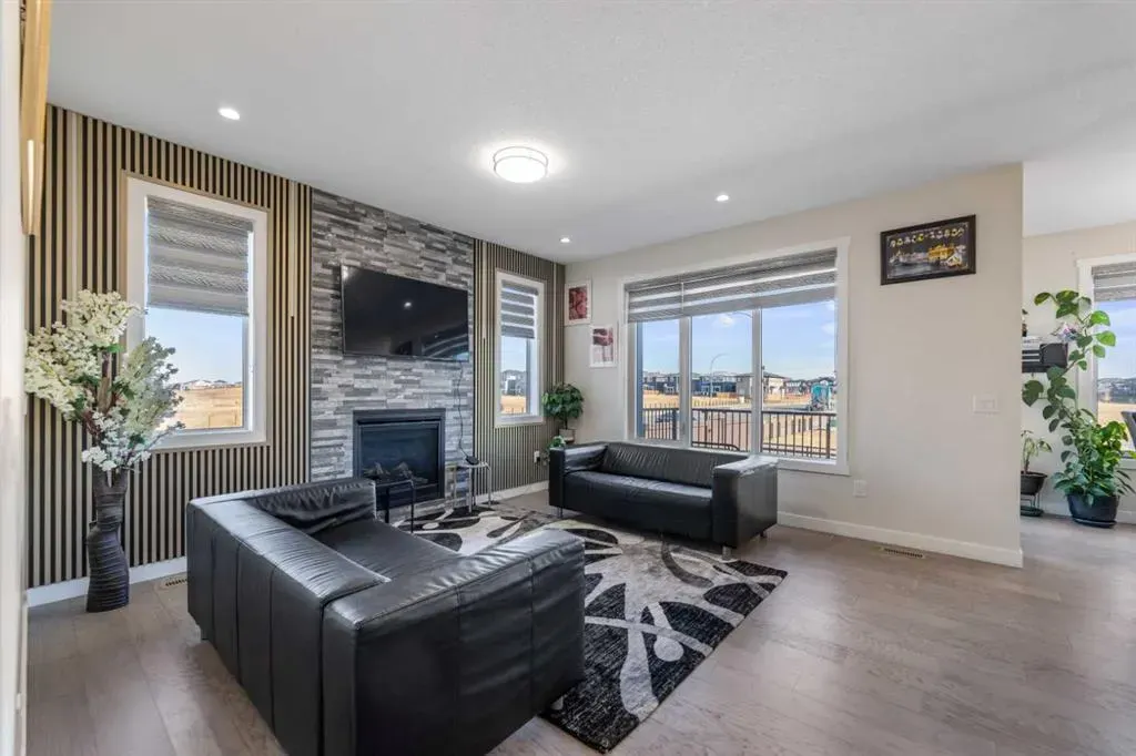 391 Corner Meadows Avenue NE