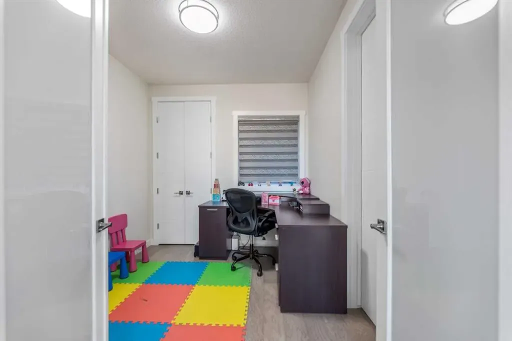 391 Corner Meadows Avenue NE