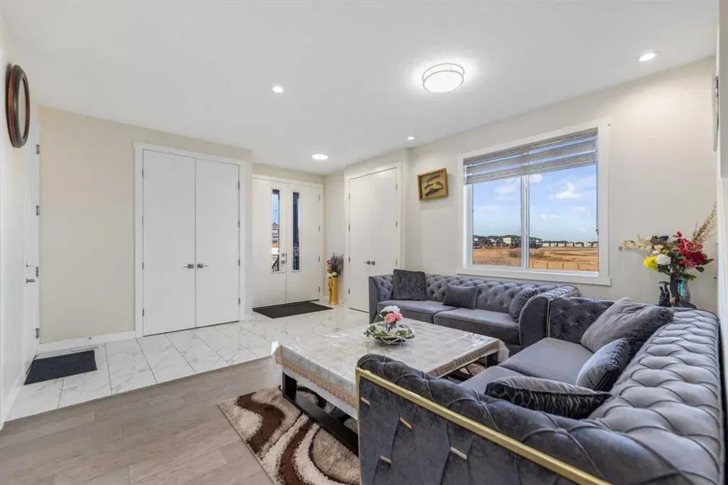 391 Corner Meadows Avenue NE