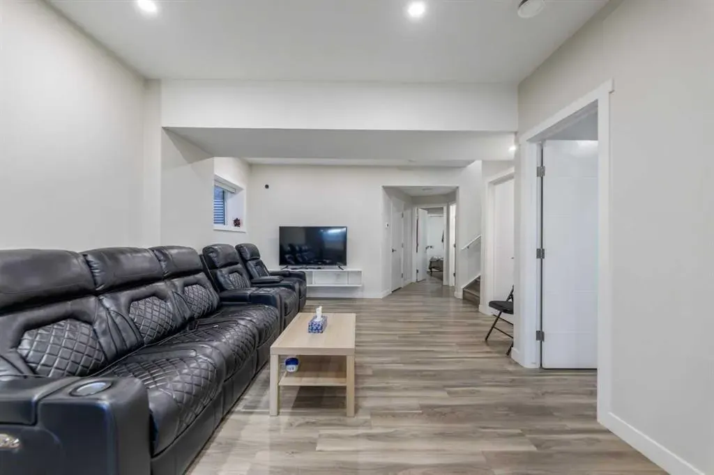 391 Corner Meadows Avenue NE