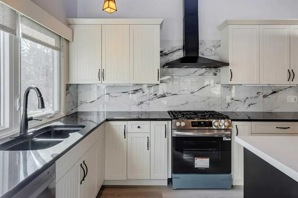 3020 Palliser Drive SW