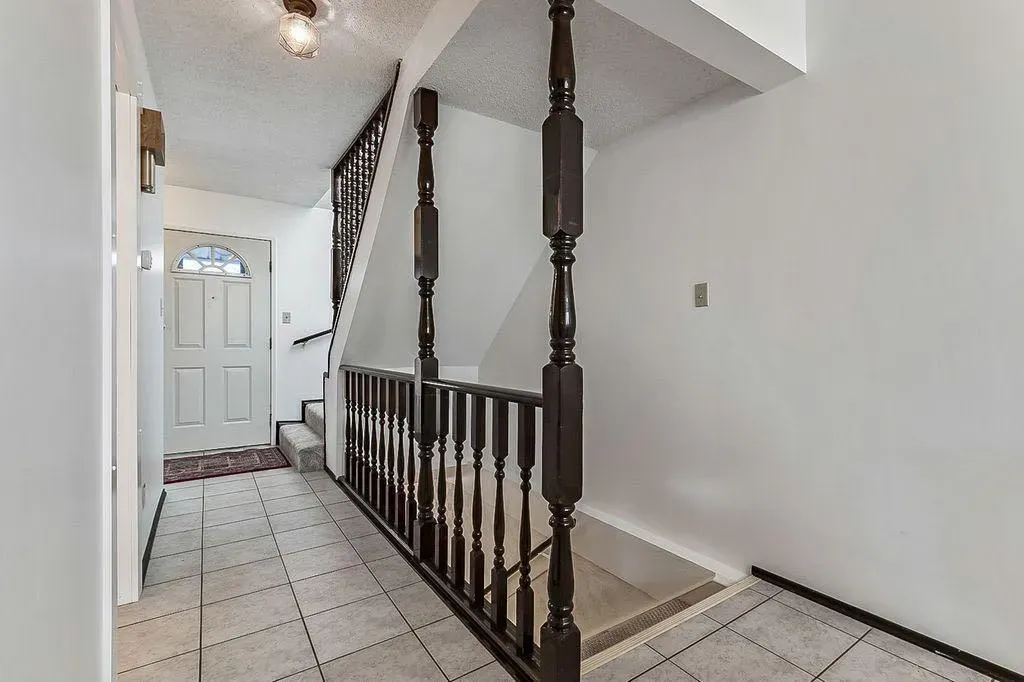 60 Rundlelawn Place NE