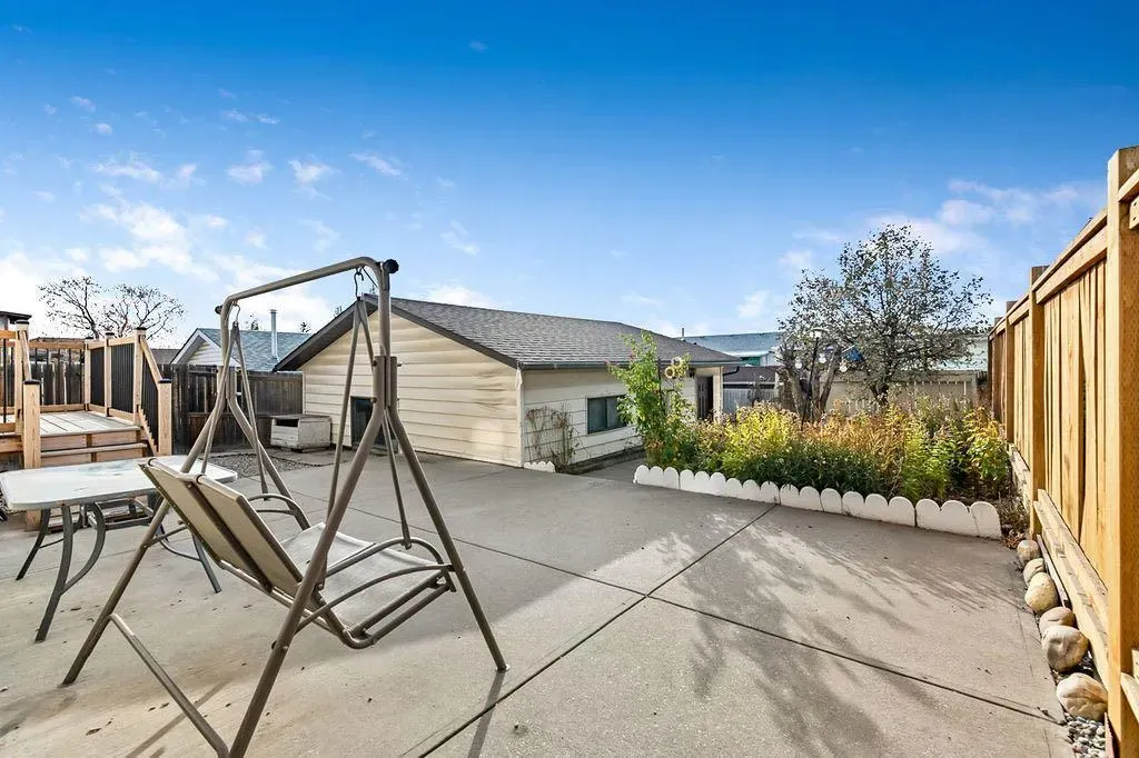 60 Rundlelawn Place NE