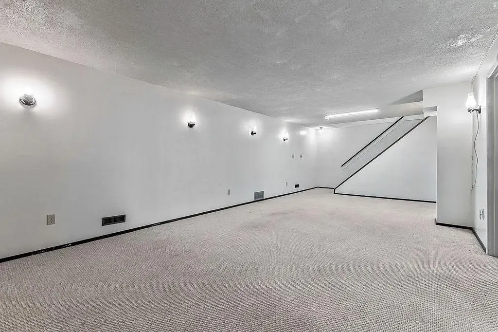 60 Rundlelawn Place NE