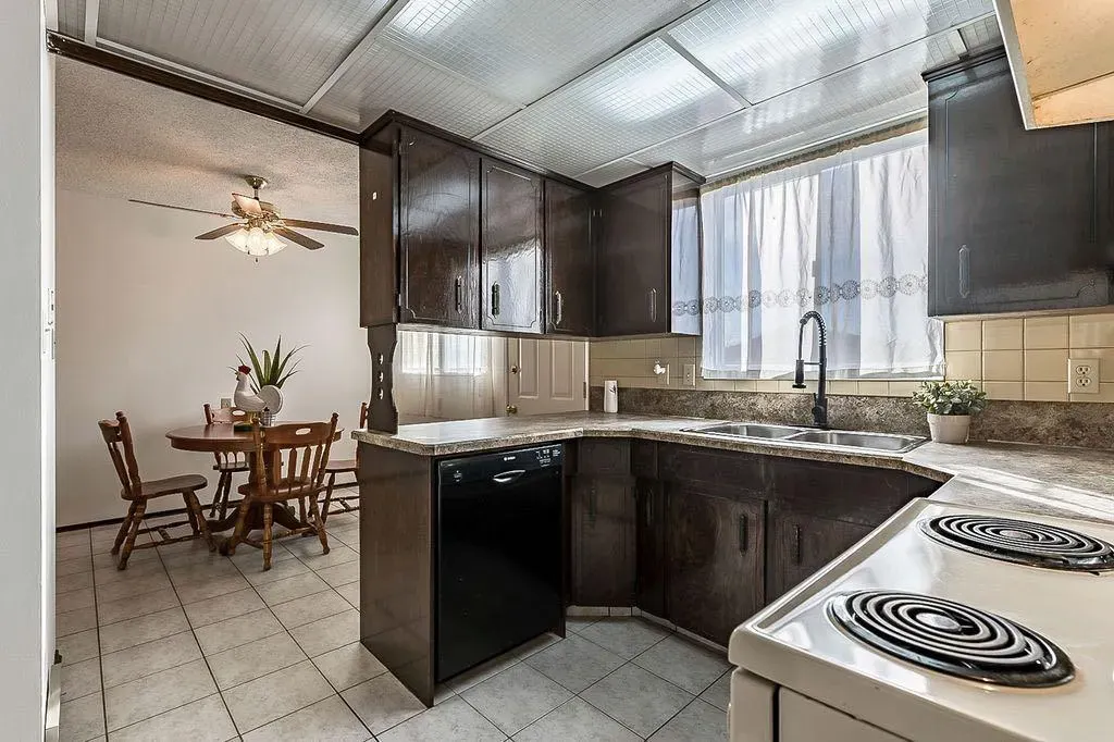 60 Rundlelawn Place NE