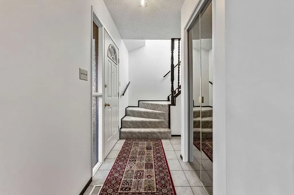 60 Rundlelawn Place NE