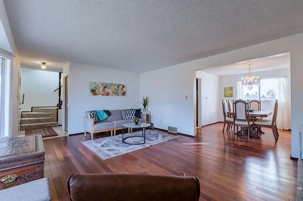 60 Rundlelawn Place NE