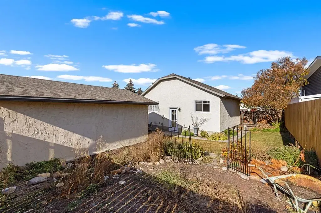 217 Acacia Crescent SE