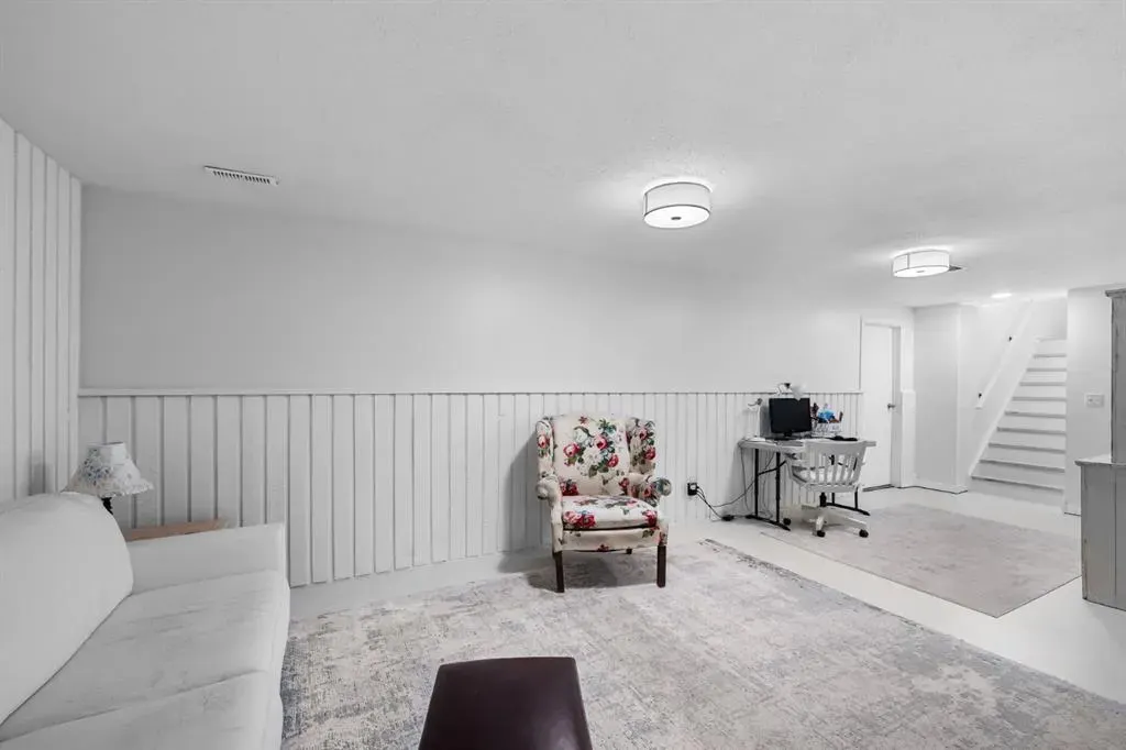 217 Acacia Crescent SE