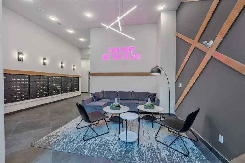 3932 University Avenue NW, #424