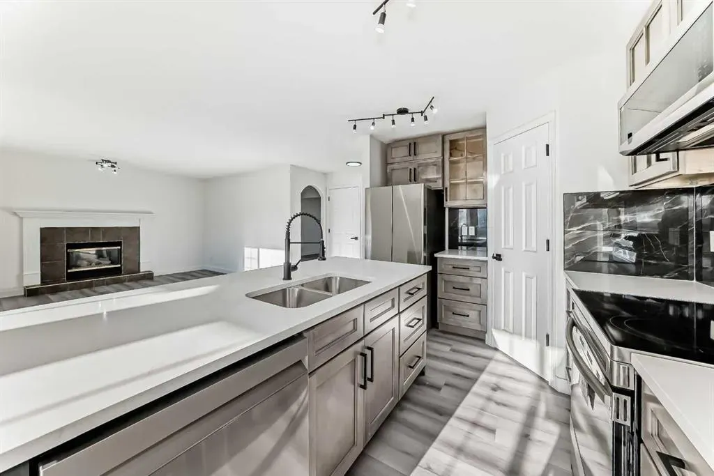 289 Canals Circle SW