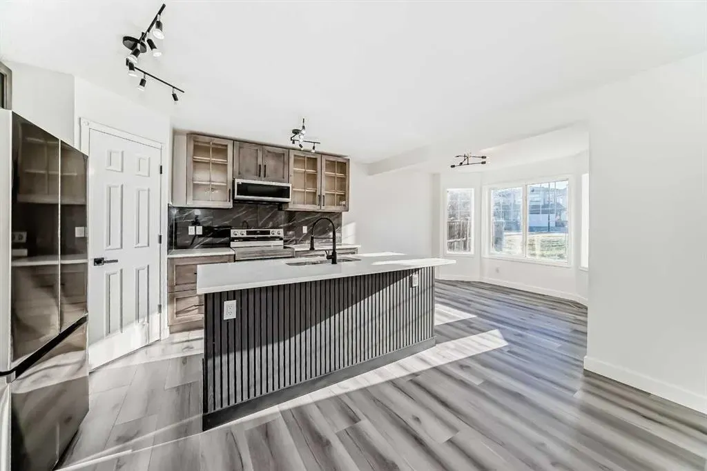 289 Canals Circle SW