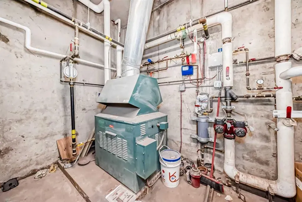 7716 bowness Road NW