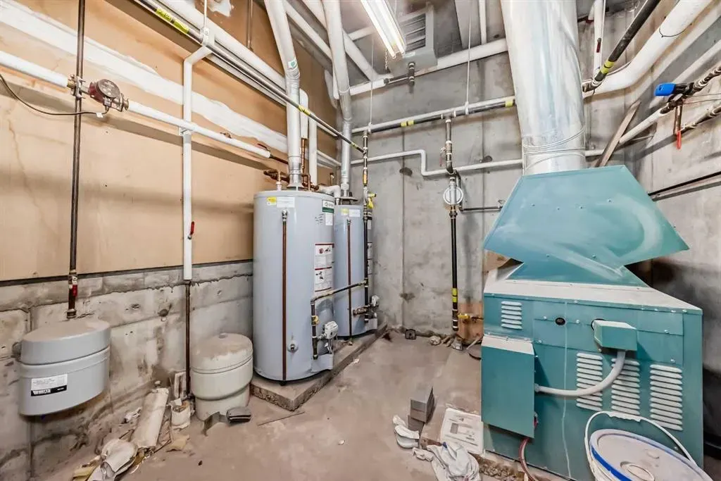 7716 bowness Road NW