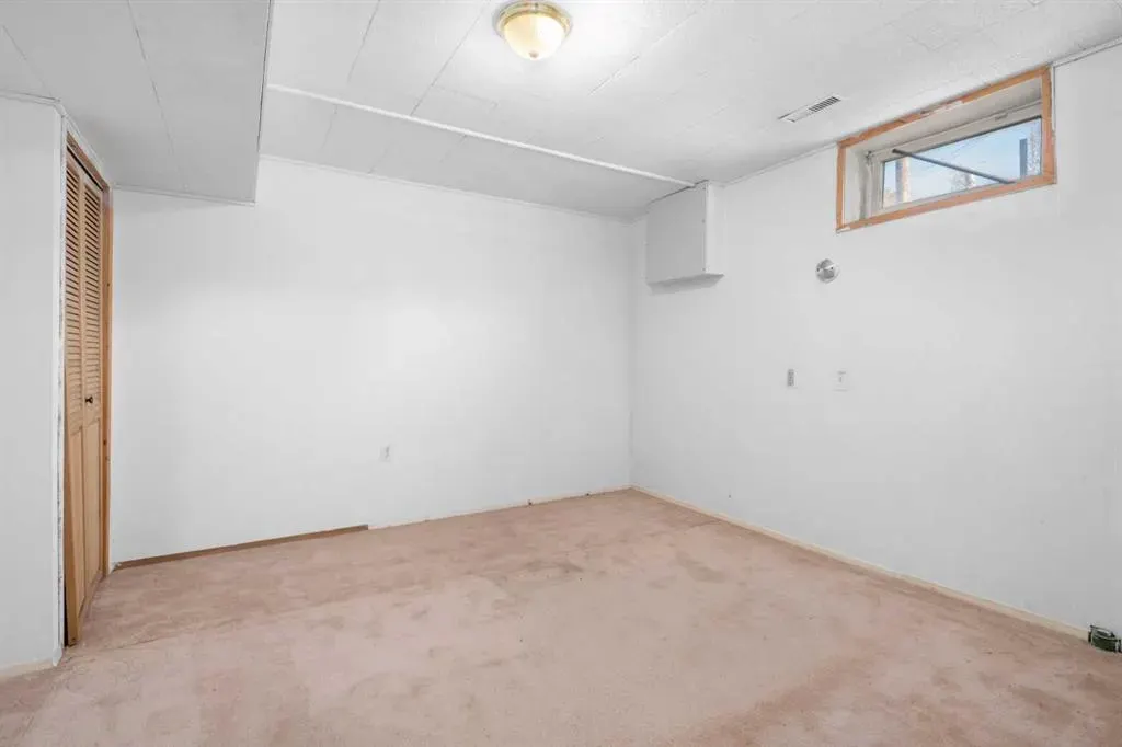 228 Queensland Drive SE