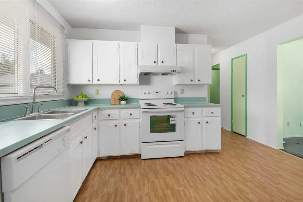 228 Queensland Drive SE