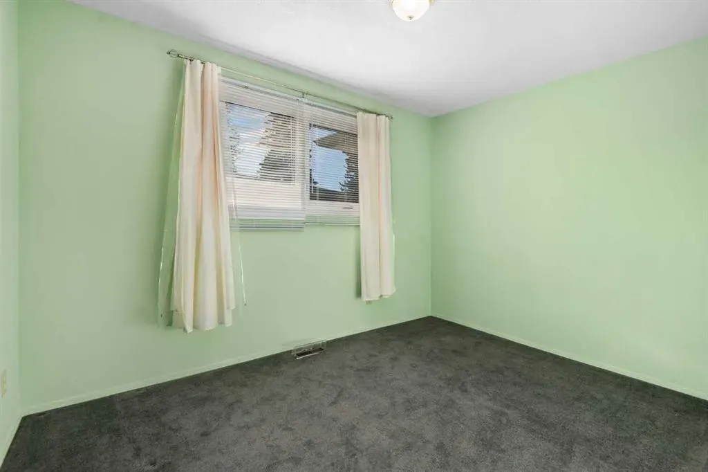 228 Queensland Drive SE