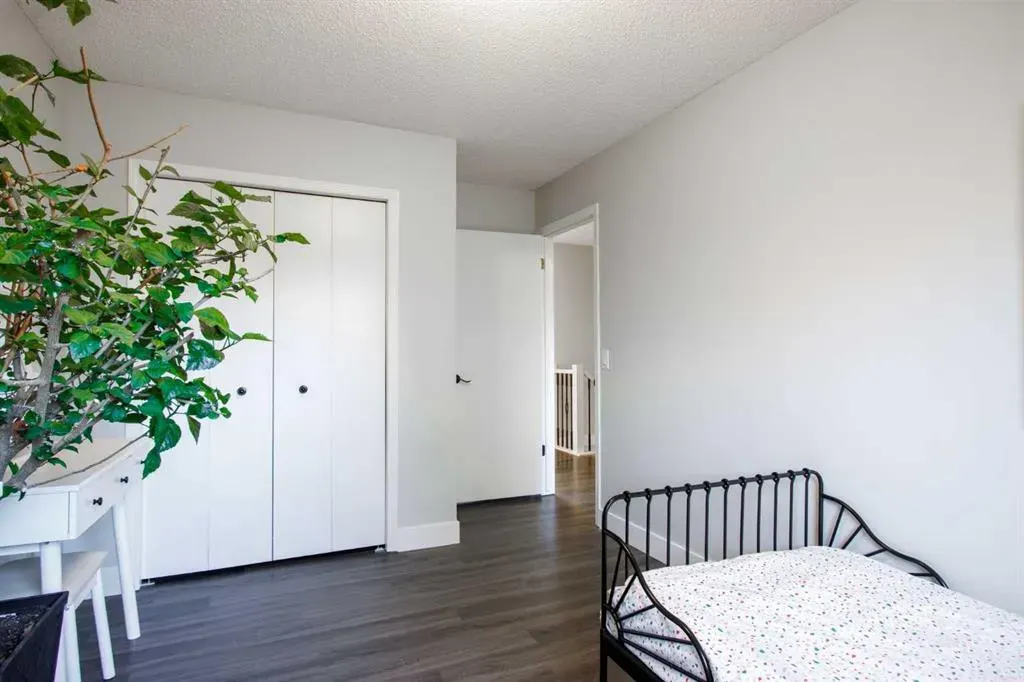 88 Woodford Close SW