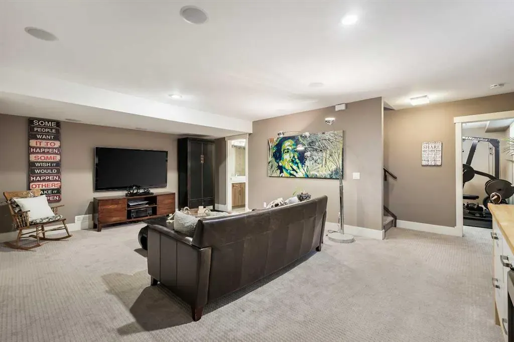 96 Beny-Sur-Mer Road SW