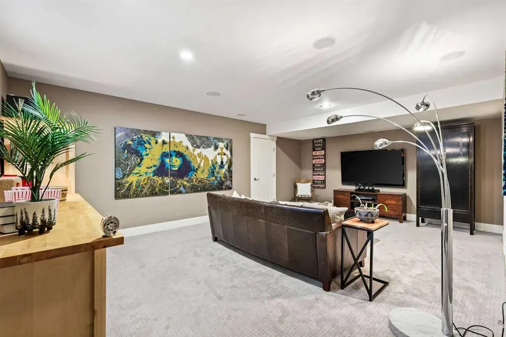 96 Beny-Sur-Mer Road SW