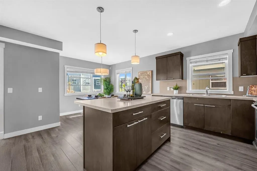 714 Redstone View NE